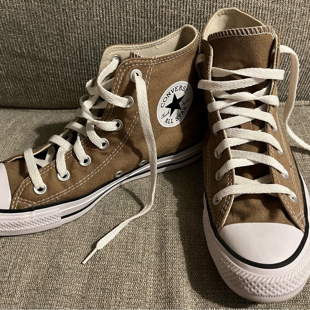 Converse High-Tops in Desert Sand Dune (Brown) - Size Women’s 7.5 Men’s 5.5